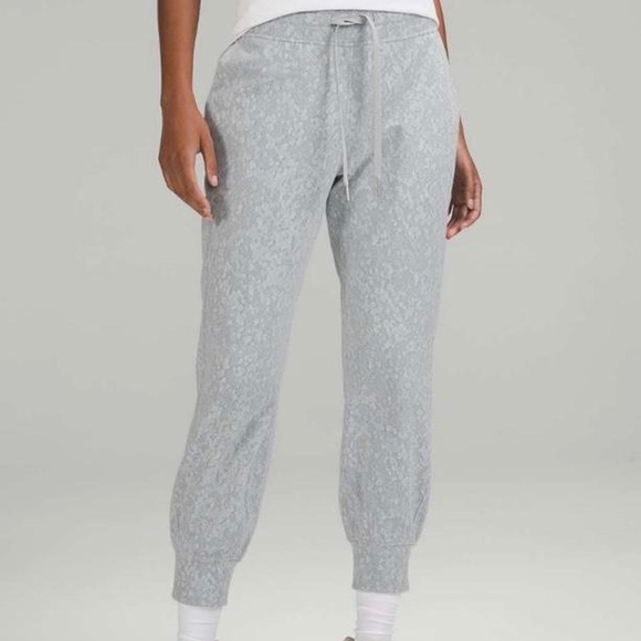 Lululemon Pants - Lululemon Scuba High Rise Jogger Grey Floral Camo Sweatpants Size 4 LW5EU2S hh